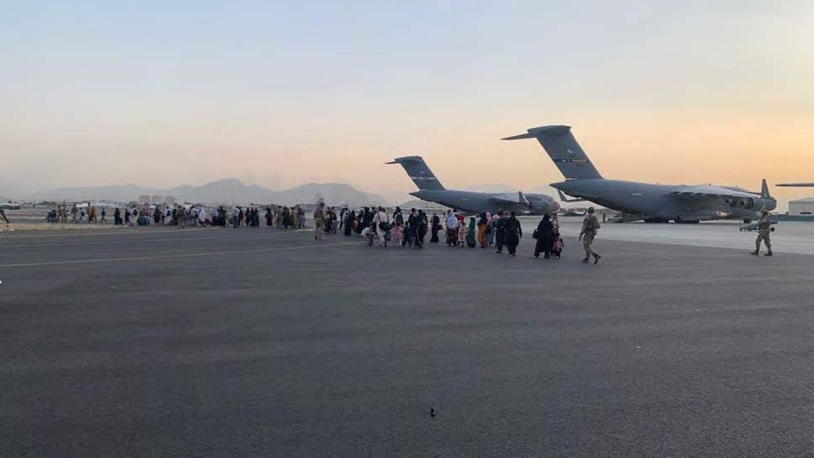Der Afghanistan-Untersuchungsausschuss setzt seine Zeugenvernehmungen fort. Flüchtlinge besteigen im August 2021 auf dem Flughafen von Kabul US-amerikanische Militärmaschinen.