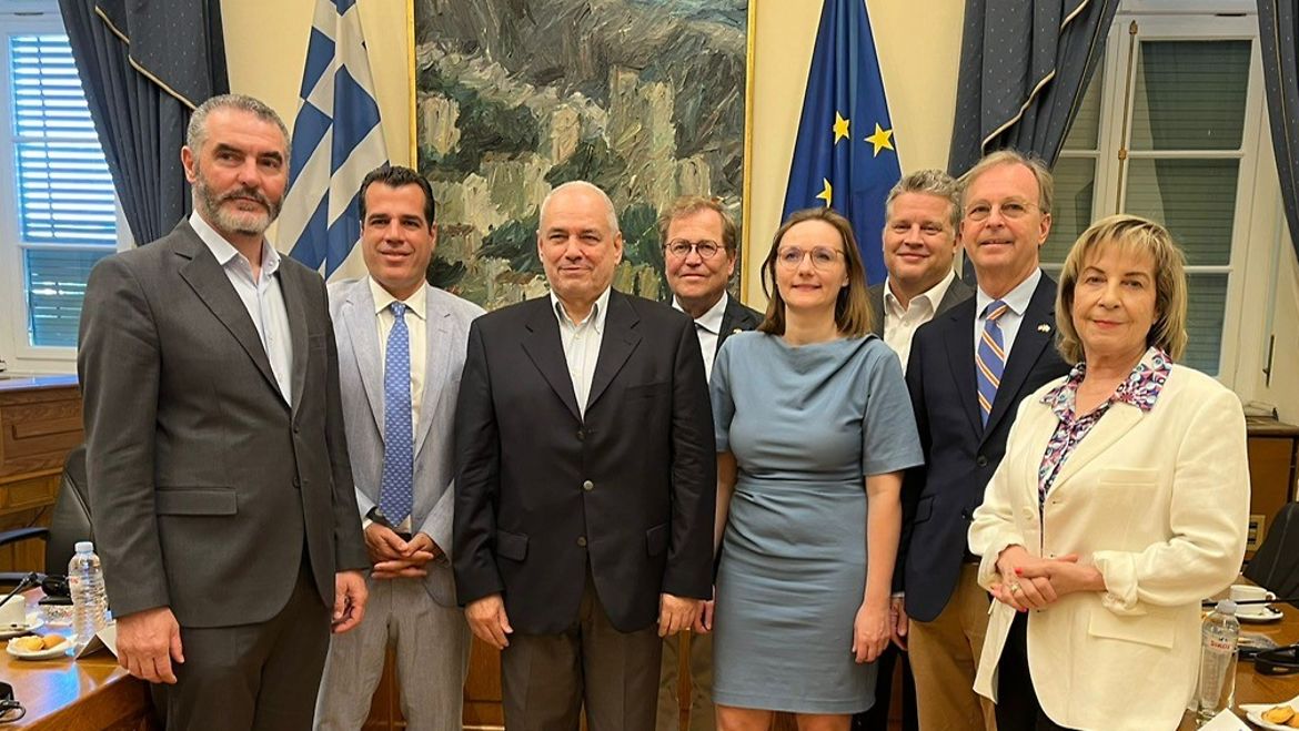 Die Delegation der Deutsch-Griechischen Parlamentariergruppe mit dem Vorsitzenden der Griechisch-Deutschen Parlamentariergruppe, Athanasios Plevris (Zweiter von links) und griechischen Abgeordneten. Vierter von links Rainer Semet (FDP), rechts daneben Delegationsleiterin Lisa Badum (Bündnis 90/Die Grünen), Carsten Träger (SPD) und Thomas Rachel (CDU/CSU, Zweiter von rechts). Sechs Männer und zwei Frauen stehen nebeneinander in einem Raum und blicken in die Kamera. Zweiter von lins: Vorsitzender der Griechisch-Deutschen PG, Athanasios Plevris Vierte von links: Lisa Badum, Delegationsleiterin Zweiter von rechts: Thomas Rachel Vierter von rechts: Rainer Semet FDP