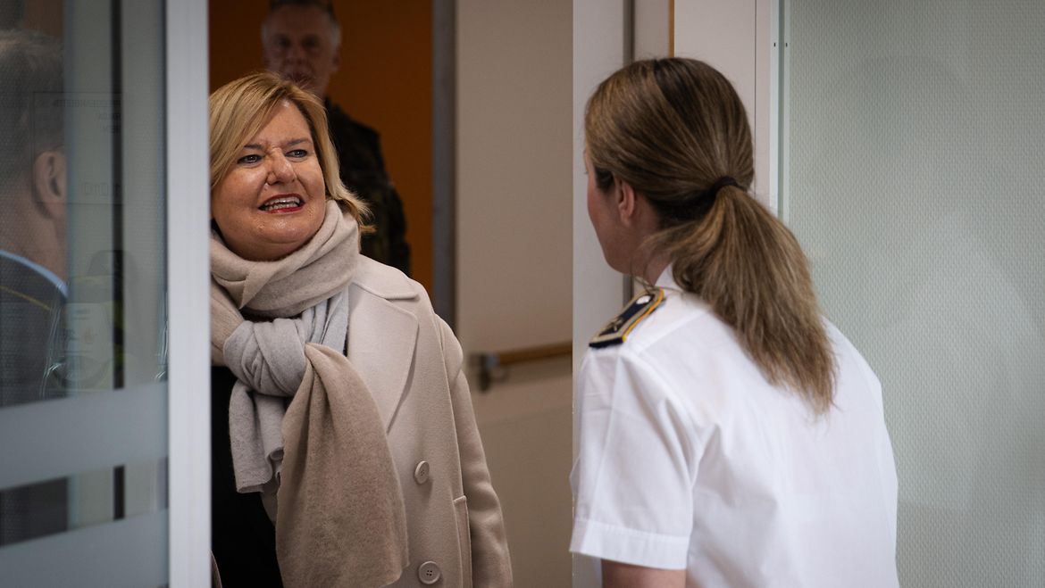 Die Wehrbeauftragte Eva Högl (links) spricht mit einer Sanitätssoldatin (rechts).