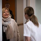 Die Wehrbeauftragte Eva Högl (links) spricht mit einer Sanitätssoldatin (rechts).