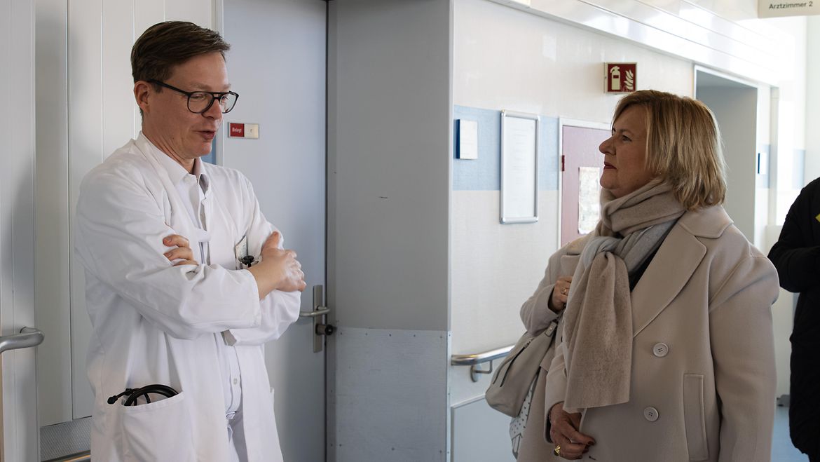 Die Wehrbeauftragte Eva Högl (rechts) spricht mit einem Arzt (links).