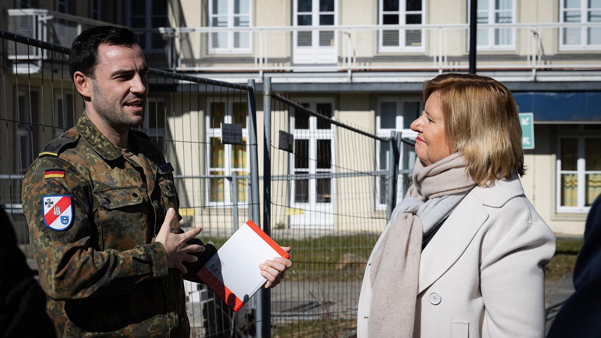 Die Wehrbeauftragte Eva Högl (rechts) spricht mit einem Major (links).