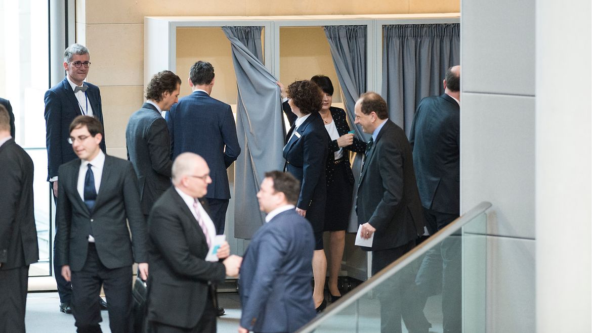 Le chancelier fédéral est élu sans débat, au scrutin secret. Les députés réunis en séance plénière se rendent dans les isoloirs pour élire le chancelier fédéral.