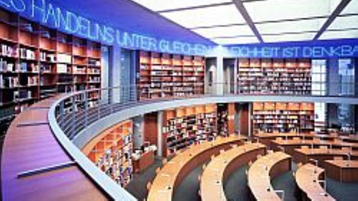 Blick in den Bibliothekssaal im Marie-Elisabeth-Lüders-Haus Die Parlamentsbibliothek erstreckt sich über fünf Ebenen, zu denen ein Auskunfts- und Beratungsbereich sowie ein Lesesaal gehören.