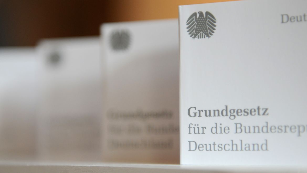Wichtige Grundlage für die Arbeit des Parlaments ist das Grundgesetz. Ausgabe des Grundgesetzes für die Bundesrepublik Deutschland als Auslage eines Informationsstand