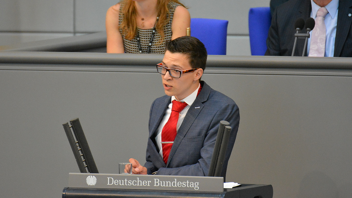 Die Parlamentarier auf Zeit halten bei Jugend und Parlament Plädoyers für ihre Themen. Die Parlamentarier auf Zeit halten bei Jugend und Parlament Plädoyers für ihre Themen.