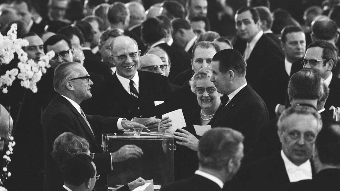 Der Kandidat der CDU, Gerhard Schröder (r.) bei der Stimmabgabe in der 5. Bundesversammlung zur Wahl des neuen Bundespräsidenten, die in der Ostpreußenhalle stattfindet. Der Kandidat der CDU, Gerhard Schröder (r.) bei der Stimmabgabe in der 5. Bundesversammlung zur Wahl des neuen Bundespräsidenten, die in der Ostpreußenhalle stattfindet.