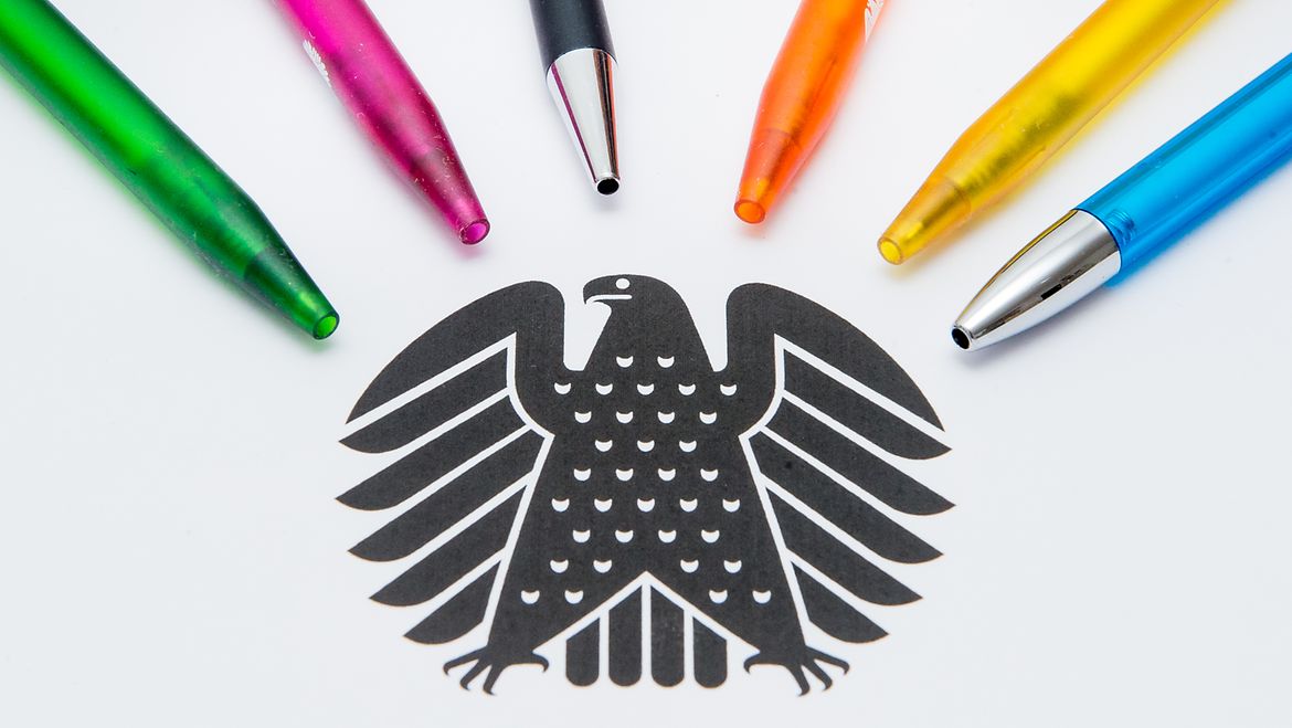Die Präsidiumsmitglieder können nicht durch Bundestagsbeschluss abberufen werden. Sechs verschiedenfarbige Kugelschreiber zeigen auf den Bundestagsadler